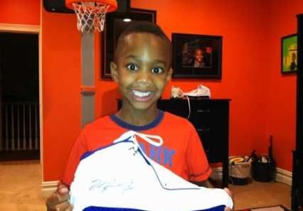 马布里的小儿子拿到他爸爸签名的球鞋会如此兴