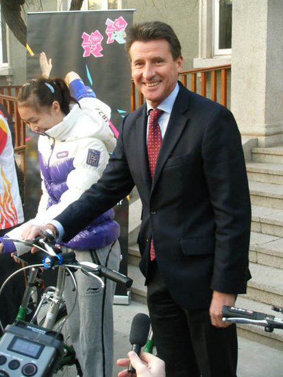 奥委会主席特殊方法宣传绿色奥运:我经常骑车