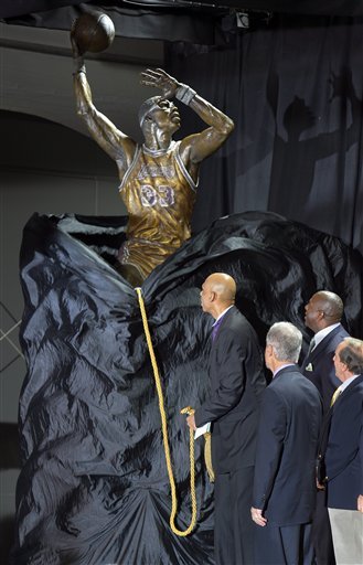 贾巴尔雕像揭幕式举行 魔术携众名宿到场祝贺